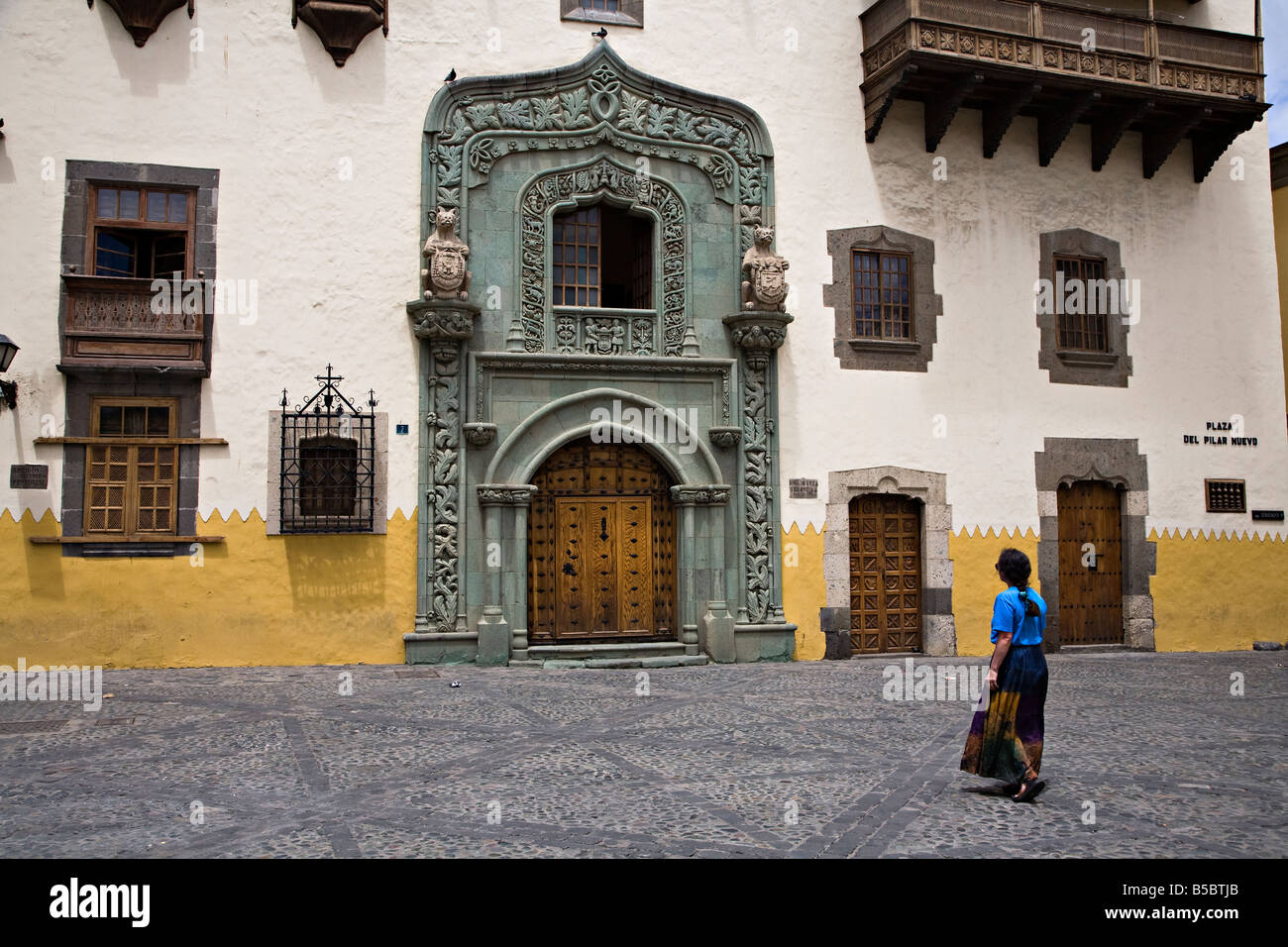 Mujer, fuera de la biblioteca La Biblioteca Colombina Casa de Colon parte antigua de la ciudad de Las Palmas Gran Canaria España Foto de stock