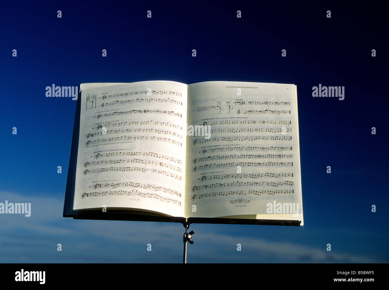 Hojas de música en un soporte - partituras, orquesta o concepto de rendimiento Foto de stock