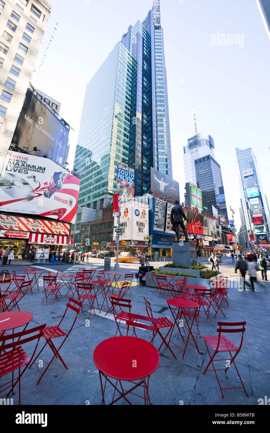 Mesas y sillas rojas en el Time Square Fotografía de stock - Alamy