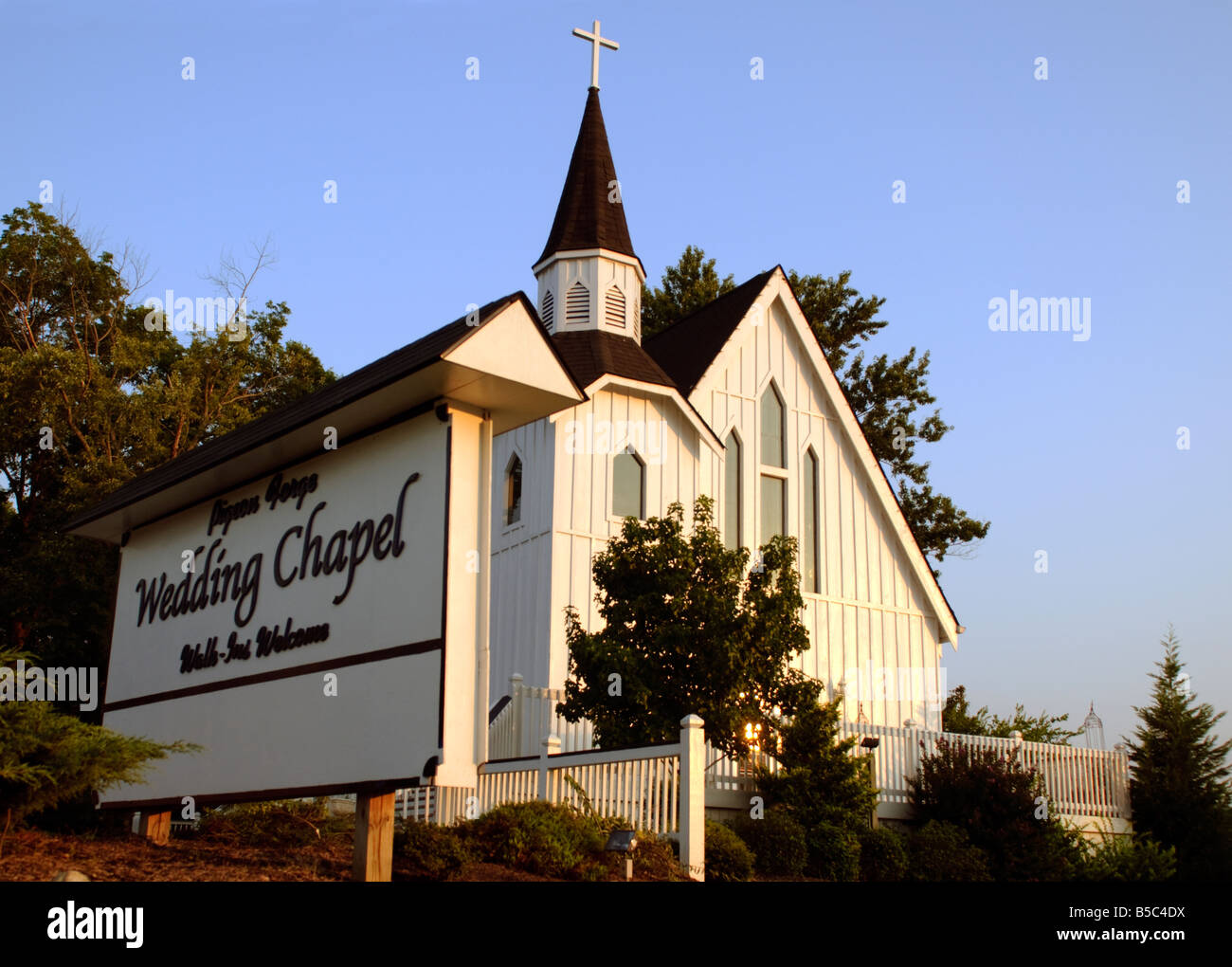 Una capilla de bodas en Pigeon Forge, Tennessee, cerca de las Montañas Humeantes. Foto de stock