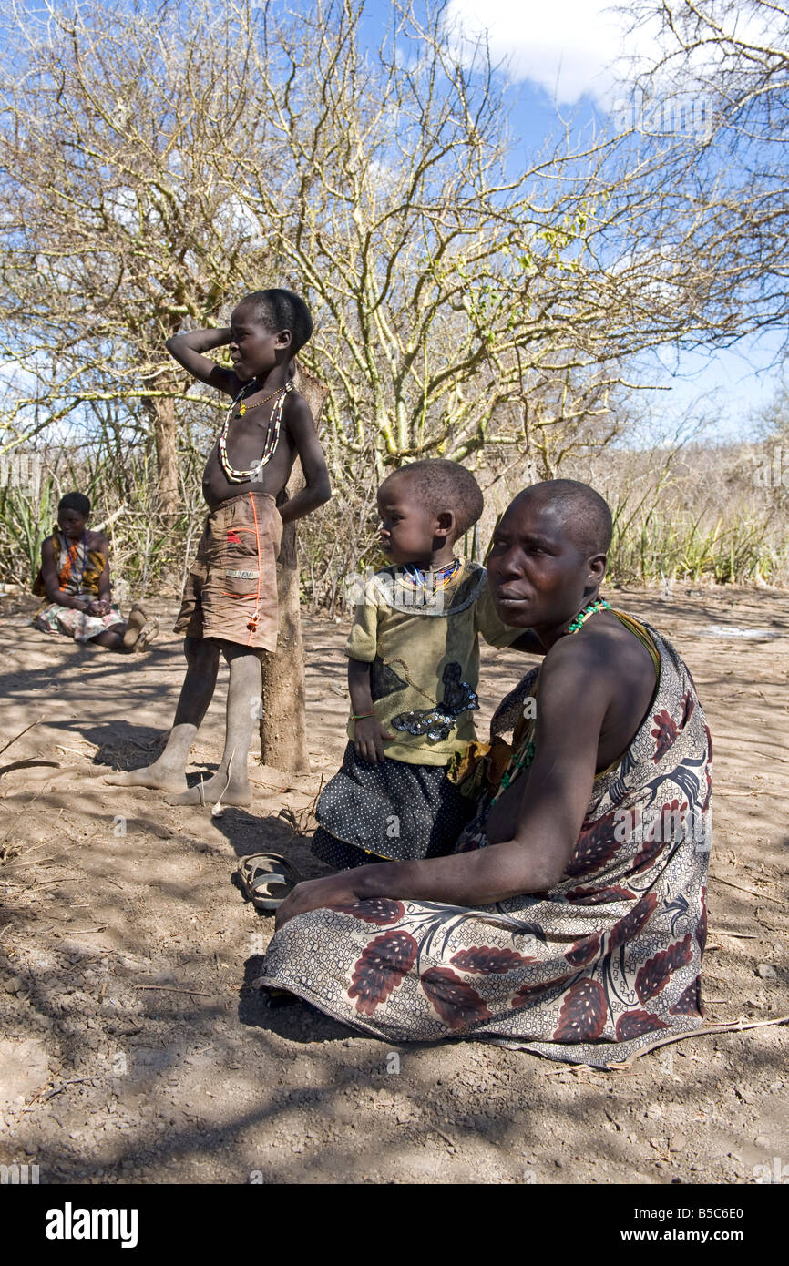 Las mujeres de los Hadza con sus hijos el lago Eyasi de Tanzania Foto de stock