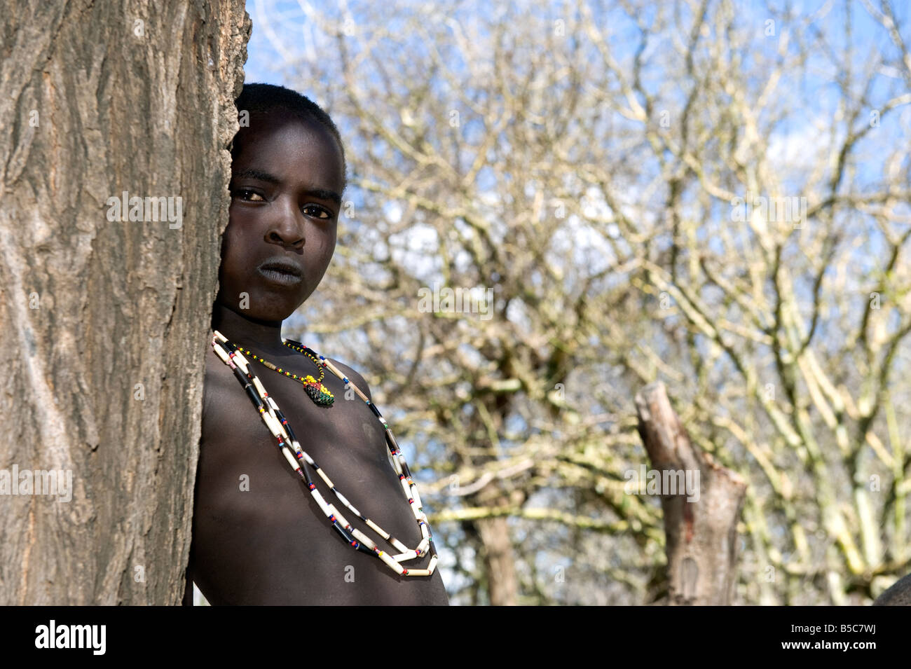 Un muchacho de la tribu Hadza el lago Eyasi de Tanzania Foto de stock