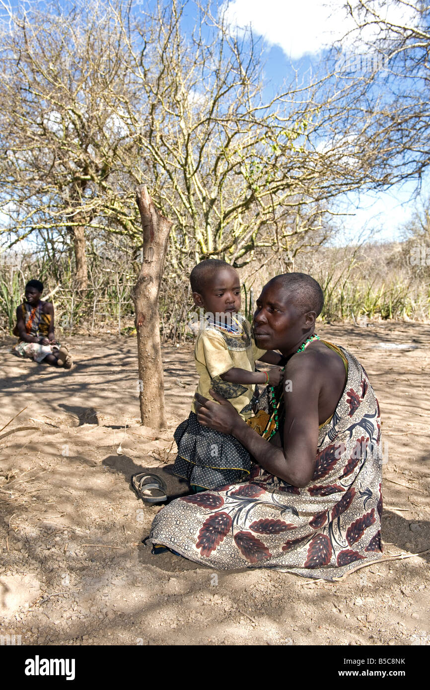 Una mujer de los Hadza con su hijo el lago Eyasi de Tanzania Foto de stock