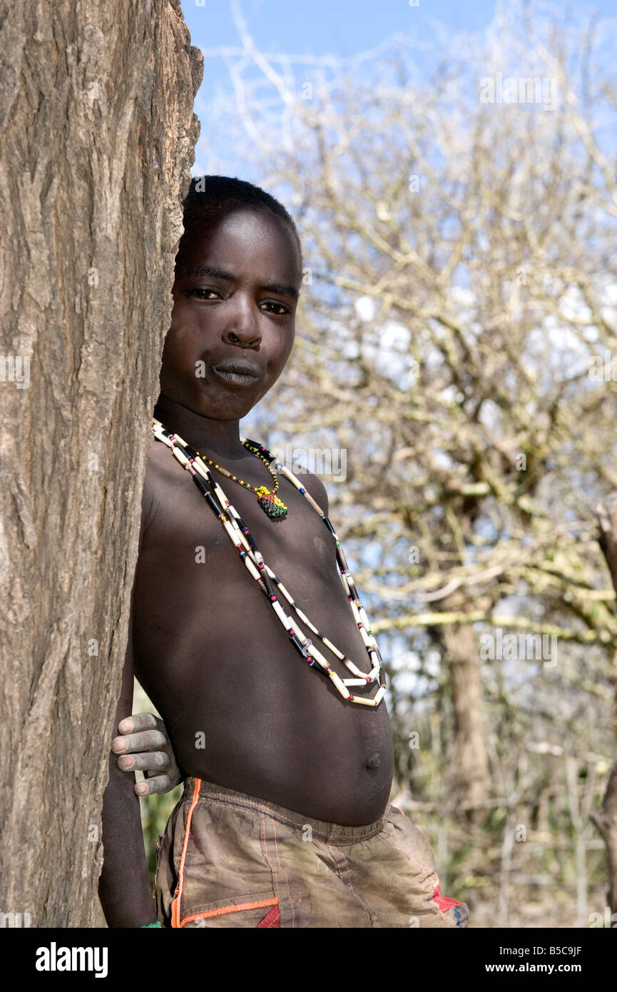 Un muchacho de la tribu Hadza el lago Eyasi de Tanzania Foto de stock