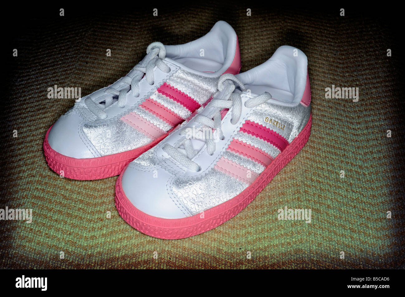 Los bebés bebé adidas gazelle rosa femenino formadores formación zapatos  sneakers sportswear cute girls Fotografía de stock - Alamy