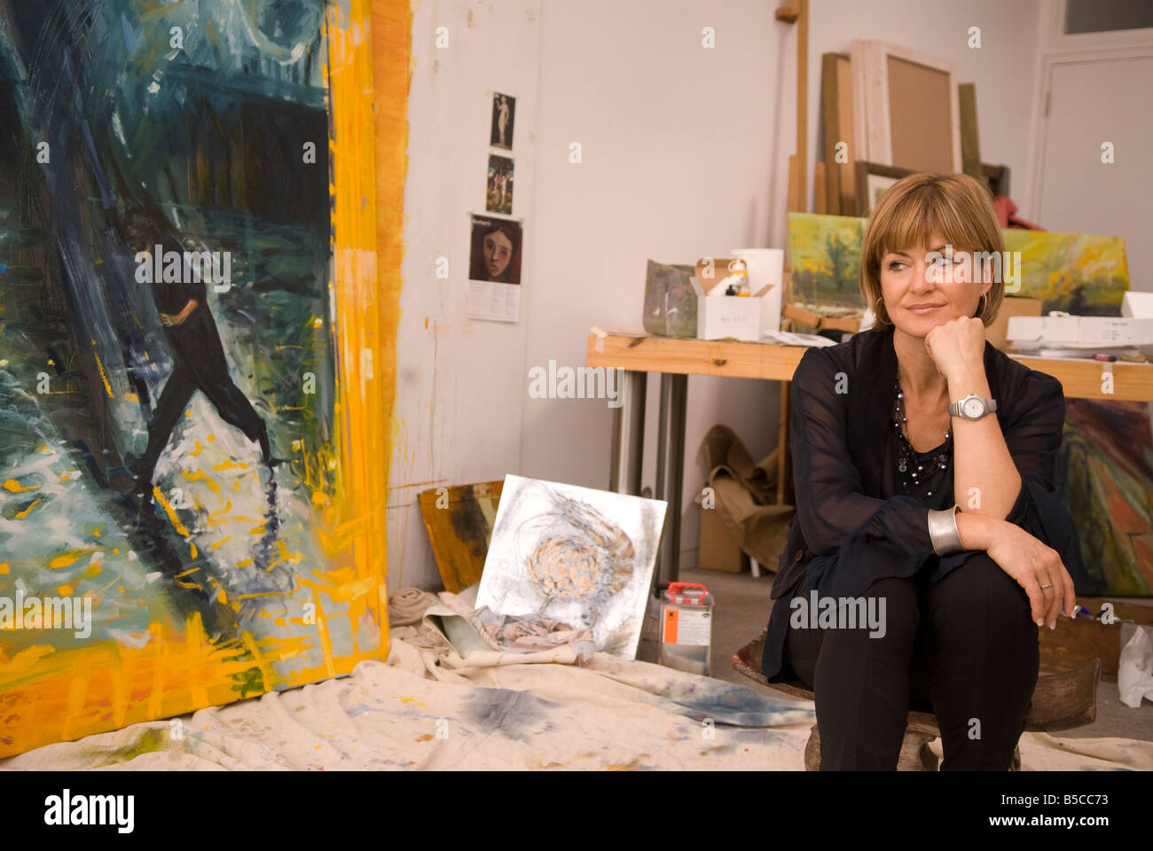 Artista Skye Holland en su estudio, Twickenham, Middlesex, Reino Unido. Foto de stock