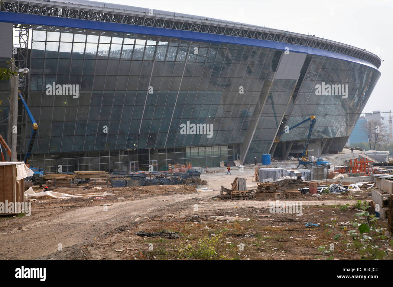 Nuevo estadio de fútbol grande y moderna construcción en la ciudad de Donetsk (FC Shakhtar Donetsk, Ucrania) Foto de stock