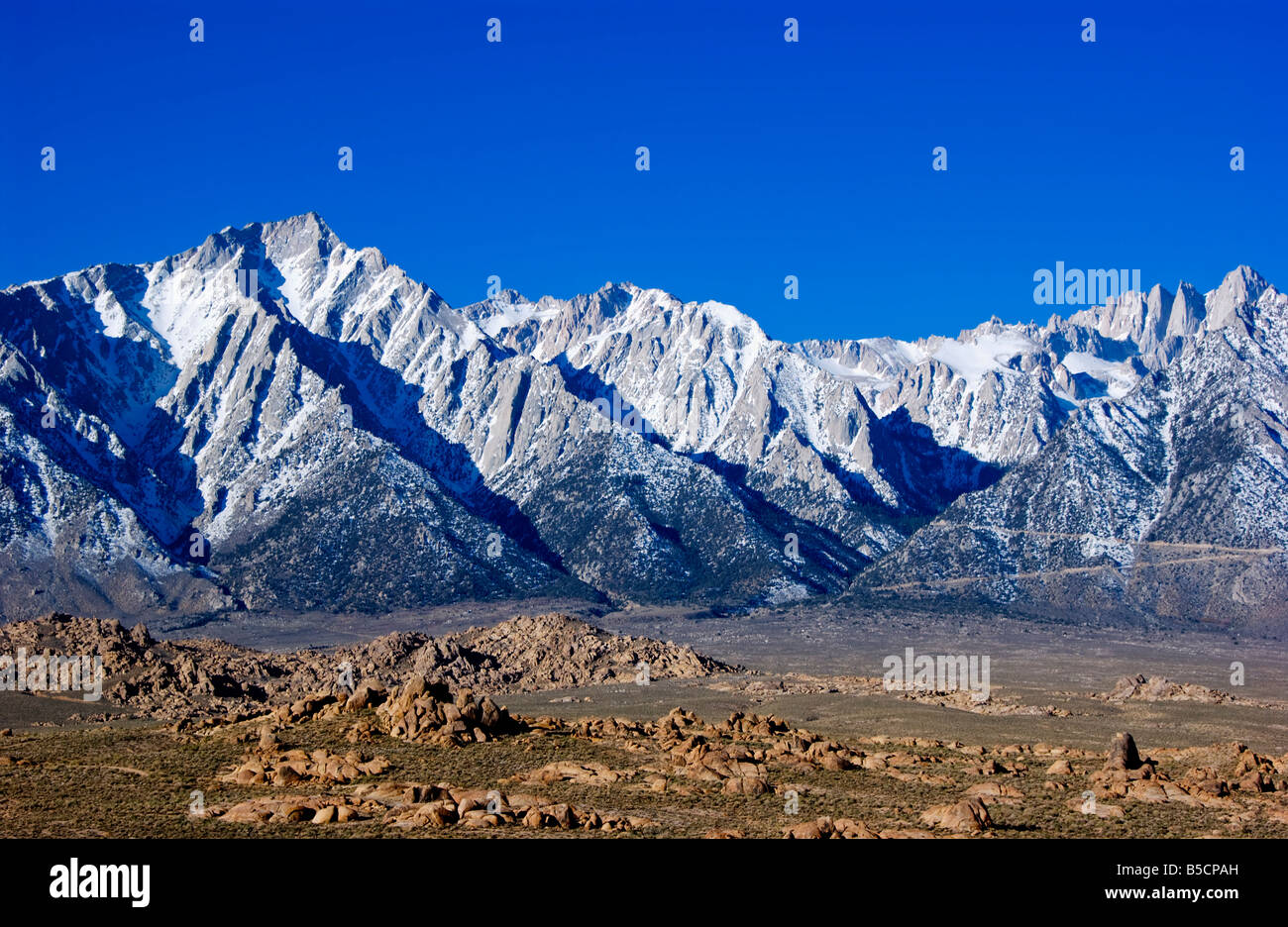 Mount Whitney y Lone Pine Peak y el Alabama Hills, California, EE.UU. Foto de stock