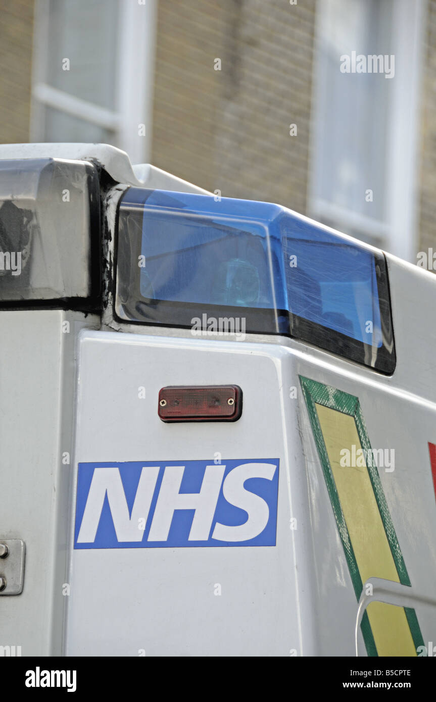 Luz azul de NHS ambulancia de emergencia Harley Street Londres Inglaterra Foto de stock