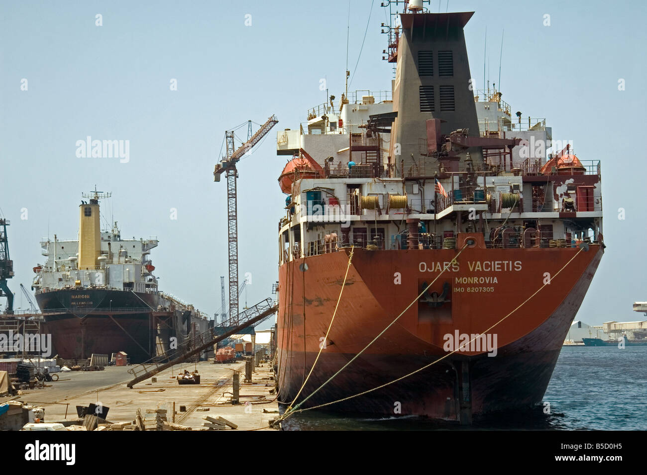 Puerto de Dakar Senegal Dakarnave escena mostrando los astilleros de  reparación naval Fotografía de stock - Alamy