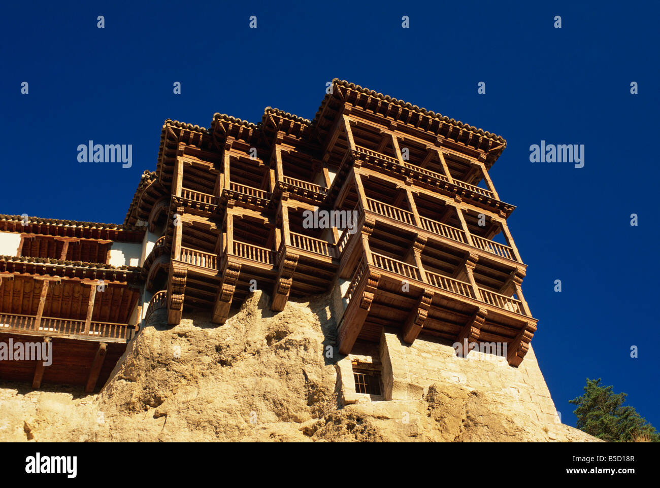 Las casas colgadas o casas balcones de madera en Cuenca en Castilla La Mancha España R Tomlinson Fotografía de stock - Alamy
