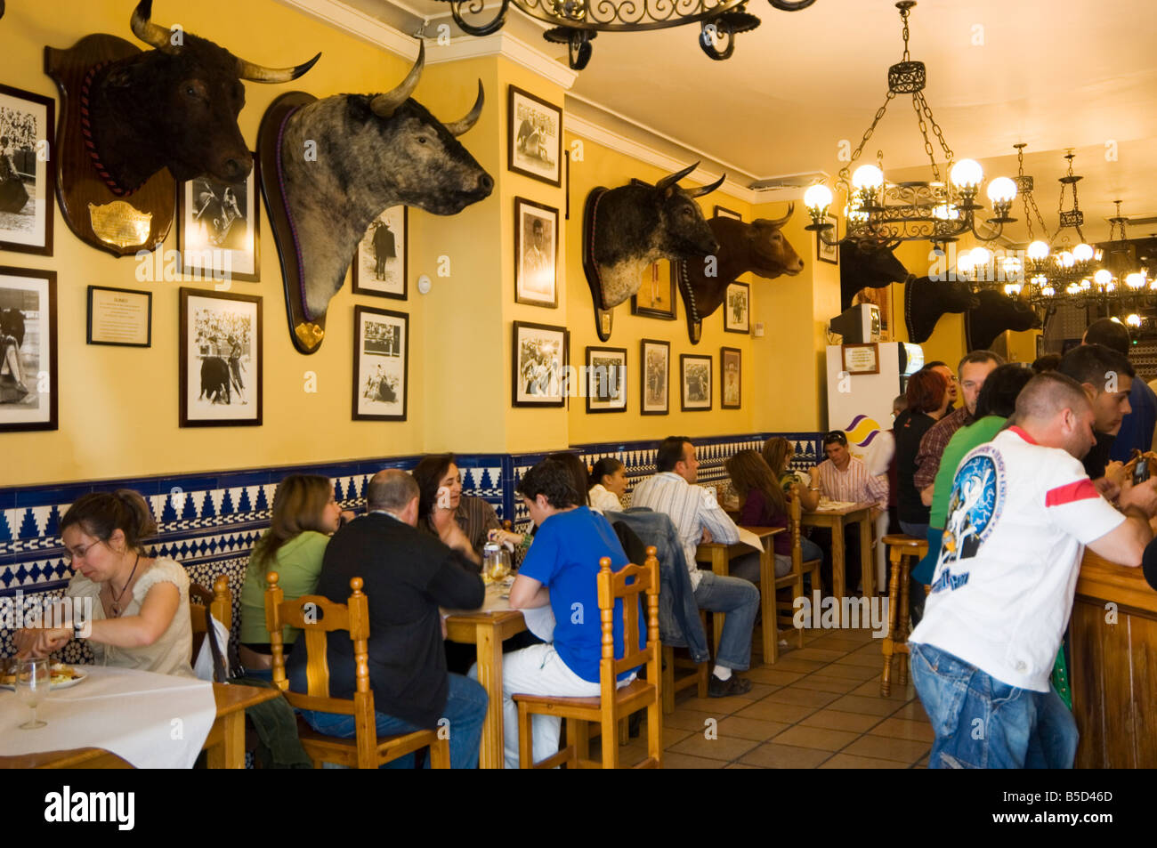 Bar de tapas y restaurante en la zona de El Arenal, cerca de la plaza de  toros, Sevilla, Andalucía, España, Europa Fotografía de stock - Alamy