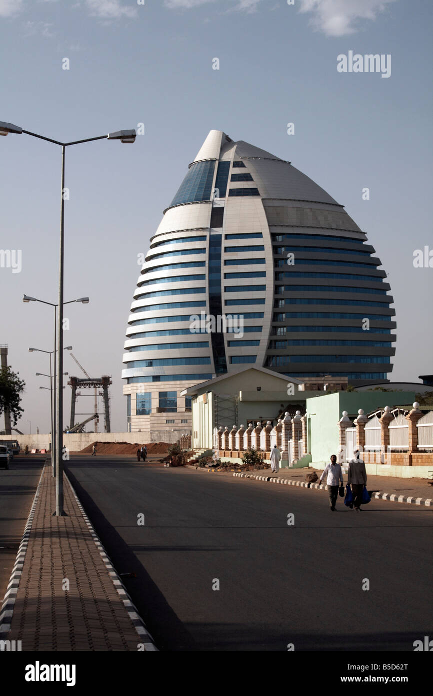 El hotel de 5 estrellas Hotel Al-Fateh Boji (Jamahiriya Hotel), diseñado para representar una vela, en Jartum, Sudán, África Foto de stock