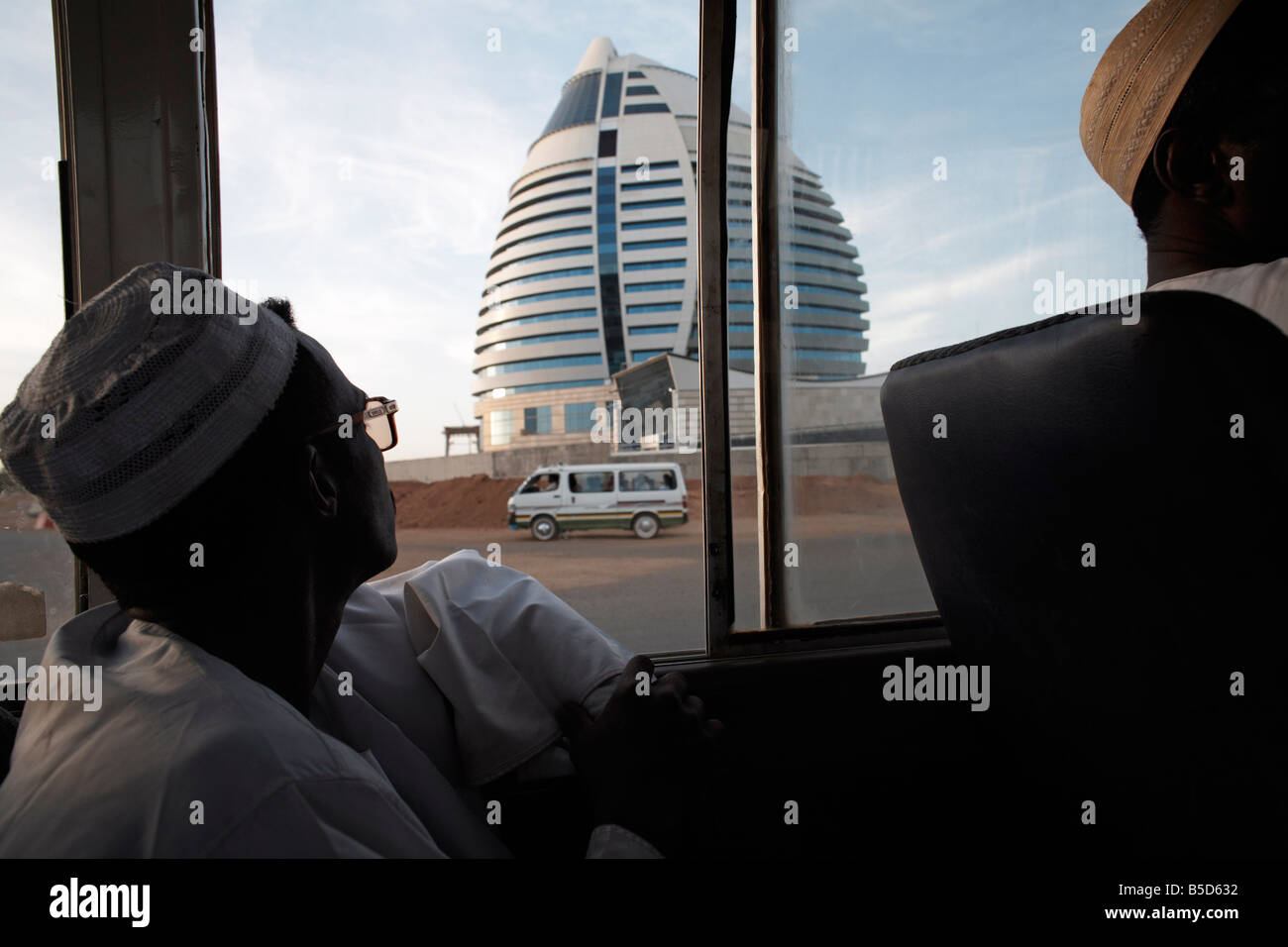 Un autobús pasa el 5 estrellas Hotel Al-Fateh Boji (Jamahiriya Hotel), diseñado para representar una vela, en Jartum, Sudán, África Foto de stock