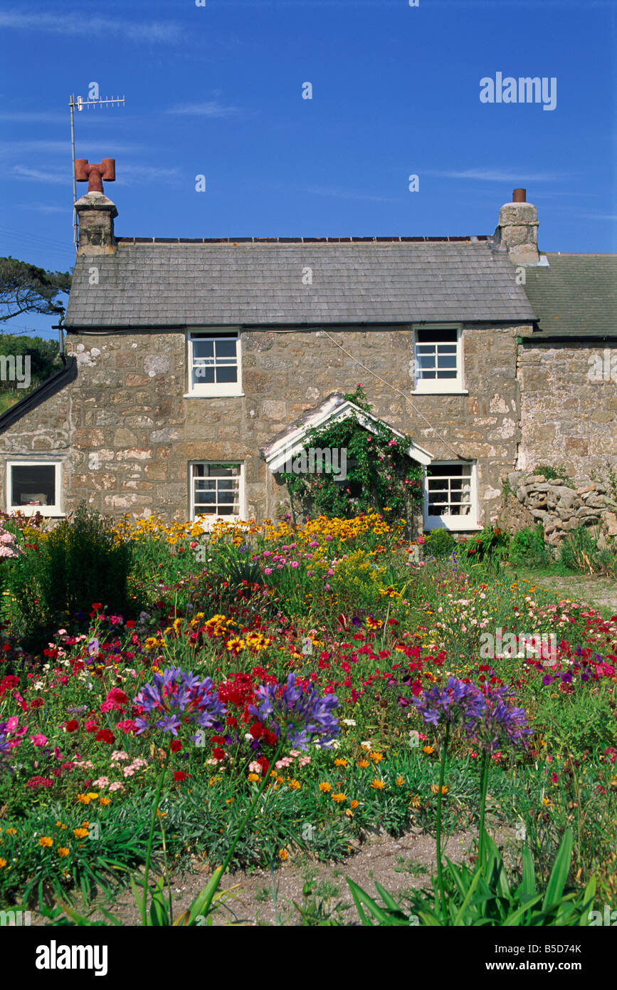 Cabaña de piedra y jardines coloridos en Nueva Grimsby en Tresco en islas Scilly, Inglaterra, Europa Foto de stock