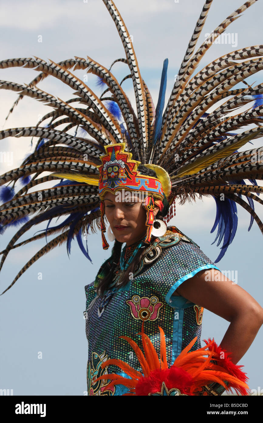 Un Inca Indios Sudamericanos en un elegante tocado de plumas en la  Milwaukee Lakefront Festival de verano indio mexicano de Wisconsin  Fotografía de stock - Alamy