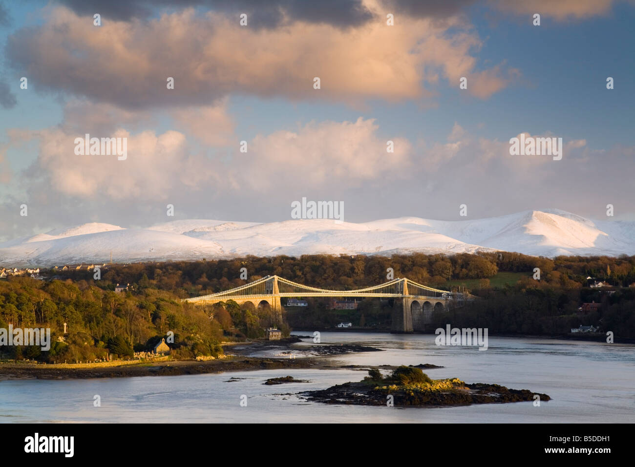 Puente Colgante de Menai, cruzando el estrecho de Menai, con nieve en