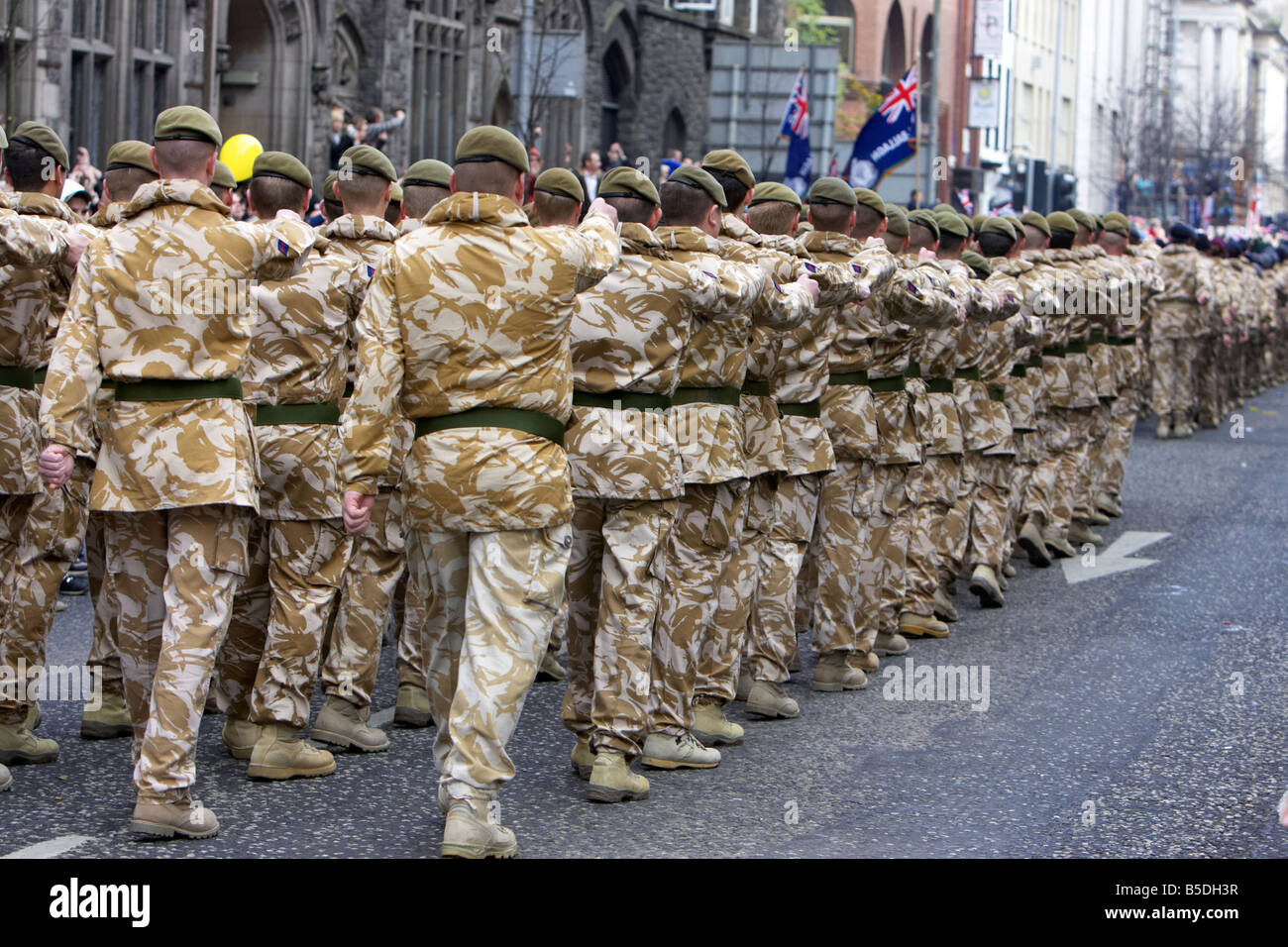 Los miembros de la Royal Irish Regiment RIR desfile en el regreso a casa de Irak y Afganistán en Belfast City Centre Foto de stock