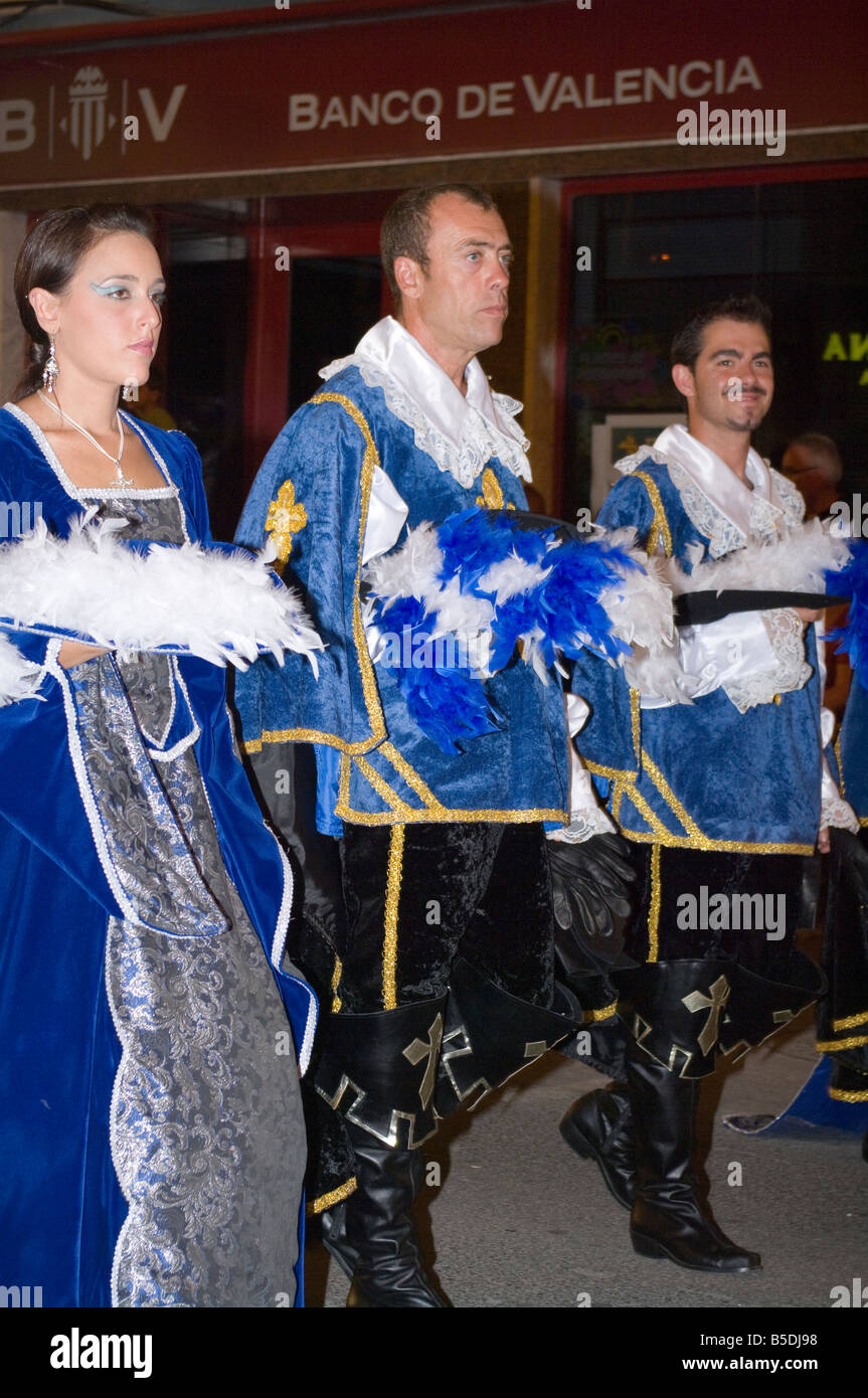 Las personas varones y una hembra en traje cristiana tradicional en la  Fiesta de Moros y Cristianos Guardamar del sugura España Fiestas Fotografía  de stock - Alamy