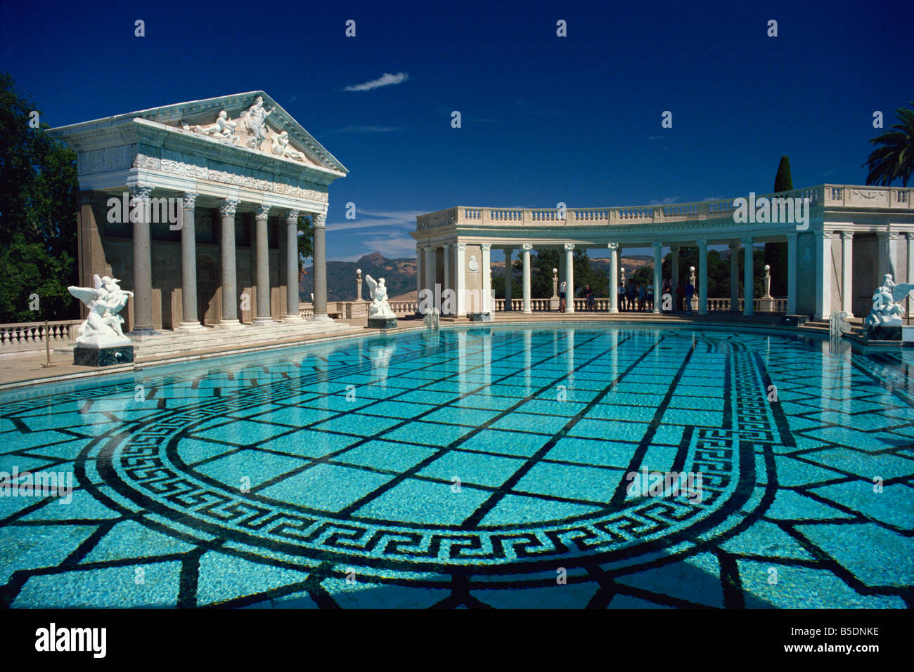 La arquitectura clásica y la piscina, el Castillo Hearst, en San Simeón, California, EE.UU., América del Norte Foto de stock