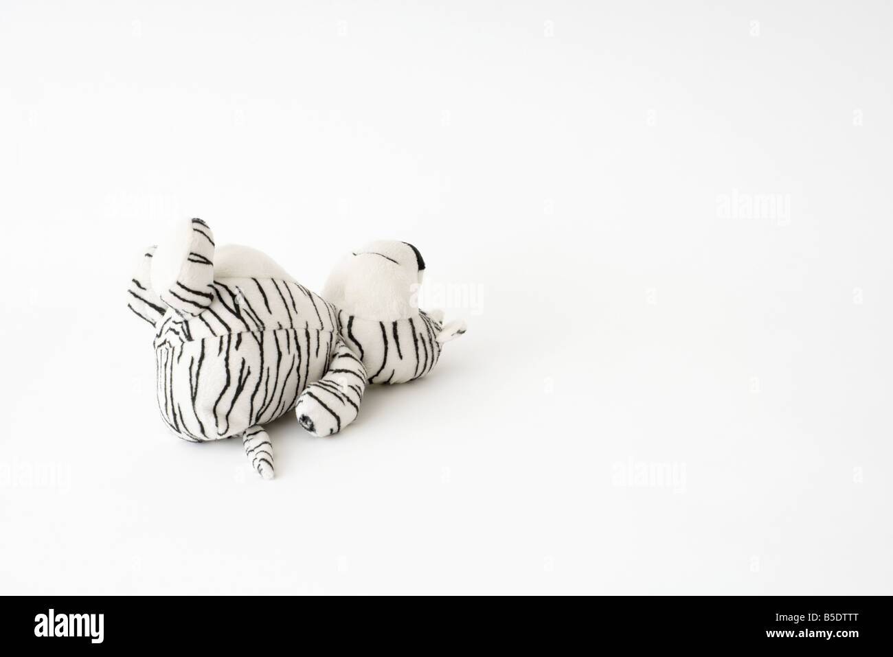 Tigre de peluche acostada sobre su espalda Foto de stock