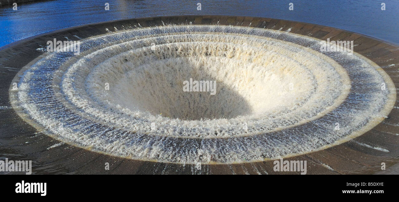 El agujero en el tapón gigante Ladybower Depósito en la parte superior del valle de Derwent en Derbyshire, Inglaterra su dimensión más larga es de poco más de 3 m Foto de stock