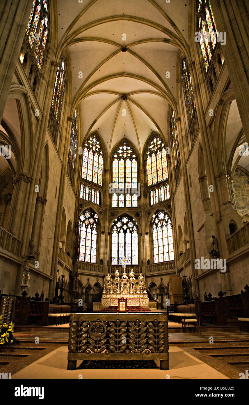 El altar y las vidrieras Kathedrale Regensburger Dom de San Pedro o de la catedral de Ratisbona Alemania Foto de stock