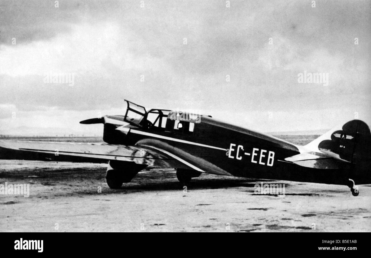 La Gonz‡les-Gil Pazo GP II fue construida en España por Gonzalez Santibanez Gily y José Montes. Esta versión especial fue equipado con un único motor de 130 cv. Tomó parte en un intento de récord de Barcelona a Senegal piloteado por Ramón Torres y Carlos Coll del Aero Club Aero popular de Barcelona, pero aterrizó en Marruecos después de los vientos cruzados afectado su vuelo. Fotografiados aquí en Madrid Aeropuerto durante los vuelos de prueba donde se demostró que podía una velocidad promedio de 250km con un alcance de 2.000 km; fue destruido en un accidente ocurrido en Los Alcázares, en enero de 1937. Ce-OEMA Circa 1935 P001028 Foto de stock