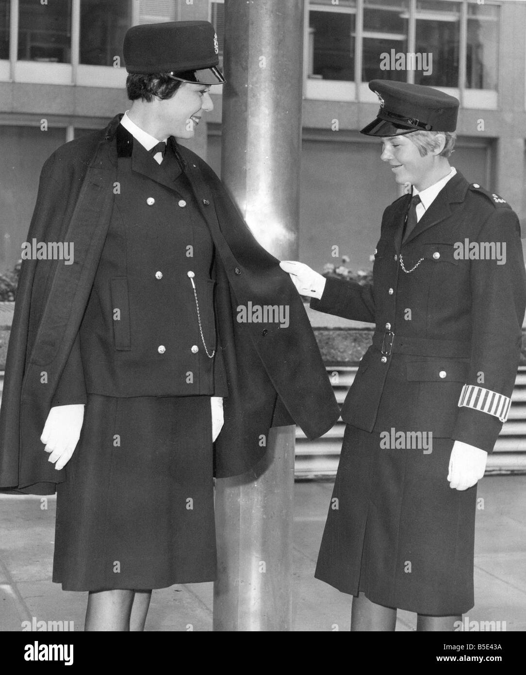 El viejo y el nuevo una mujer policía en el antiguo tipo de derecho uniforme  admira la última moda para la mujer en la pulsación izquierda Fotografía de  stock - Alamy