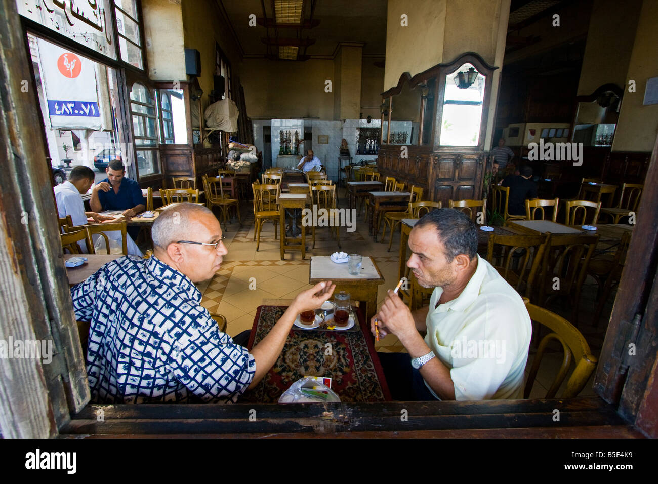 Los hombres disfrutar de té en Ahwa Cafe en Alejandría Egipto Foto de stock