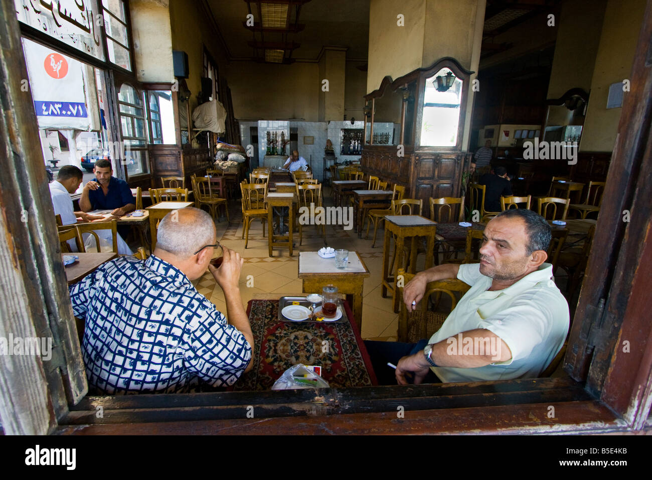 Los hombres disfrutar de té en Ahwa Cafe en Alejandría Egipto Foto de stock