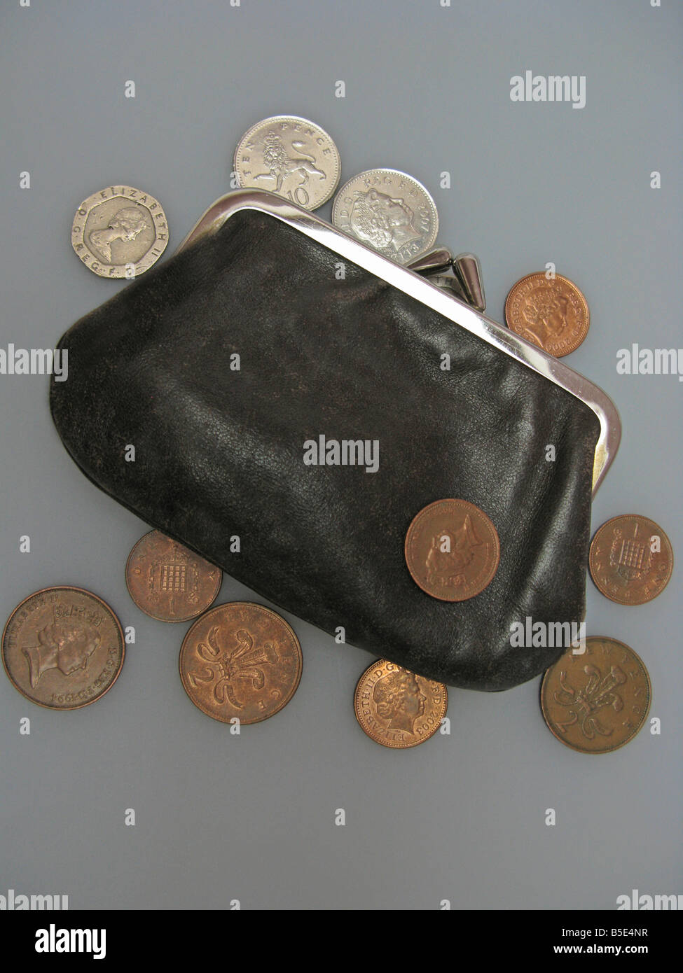 Antigua maltratadas monedero con monedas en la crisis crediticia tiempos difíciles Foto de stock