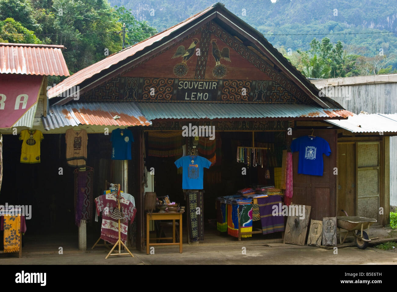 Tienda de Souvenir en Lemo en Tana Toraja en Sulawesi en Indonesia Foto de stock