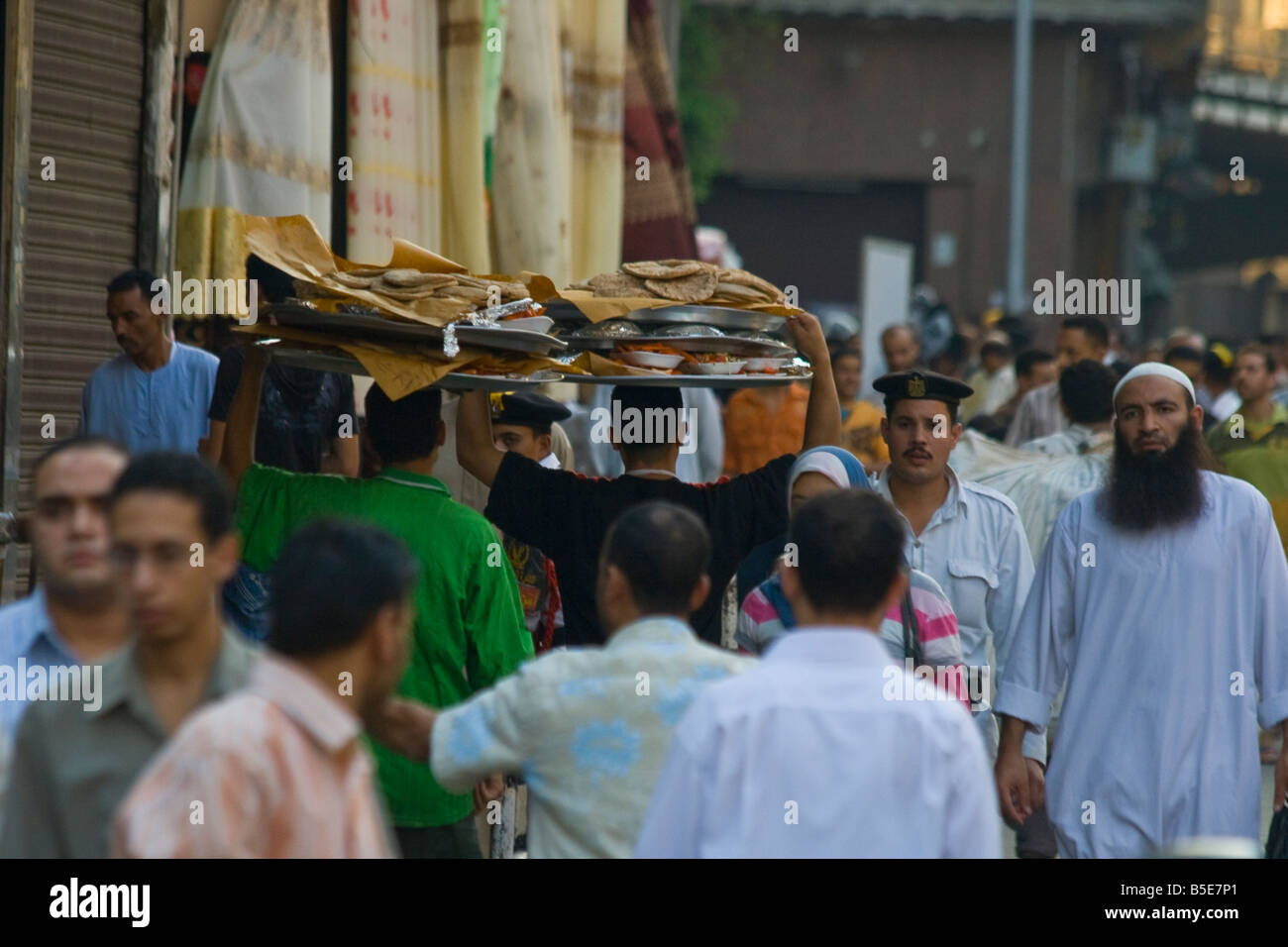 Atestada calle peatonal con entrega comidas Ramadán en El Cairo islámico Egipto Foto de stock