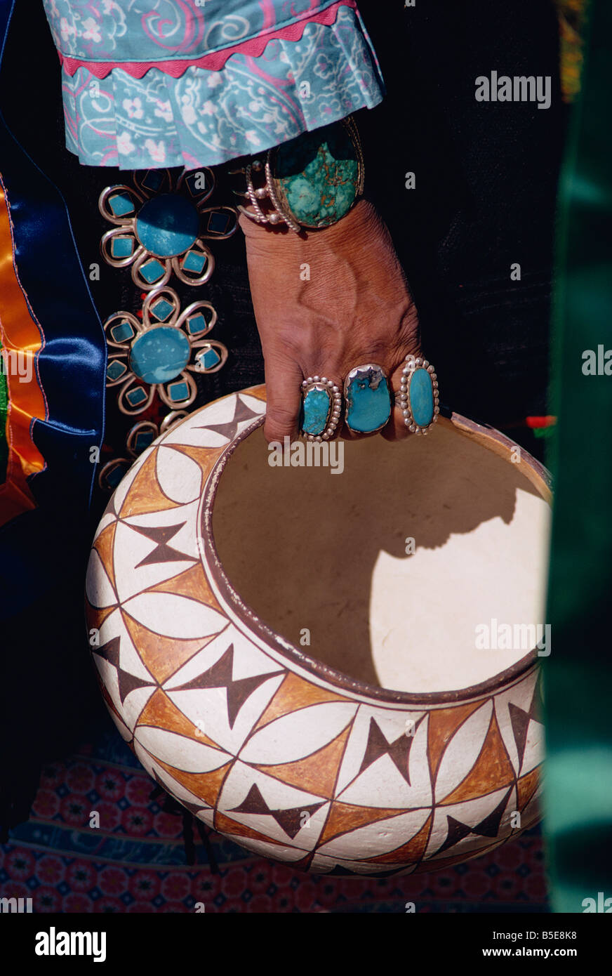 Cerca de turquesa joyas en la mano de un indio sosteniendo un cuenco decorado, Nuevo México, Estados Unidos, América del Norte Foto de stock