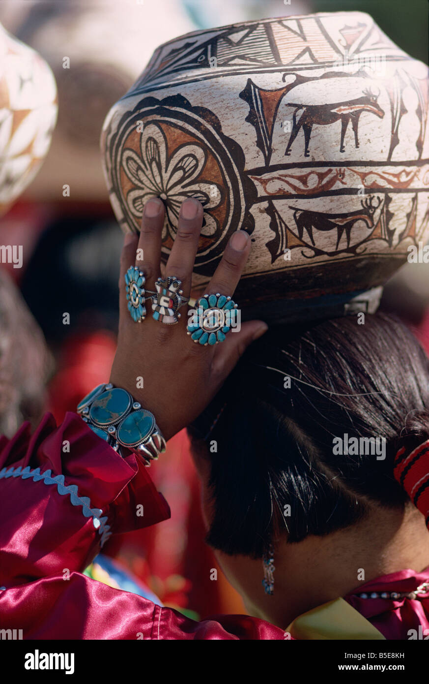 Close-up de mujer vistiendo joyas de turquesa, llevando decoradas olla sobre su cabeza, Gallup, Nuevo México, Estados Unidos, América del Norte Foto de stock