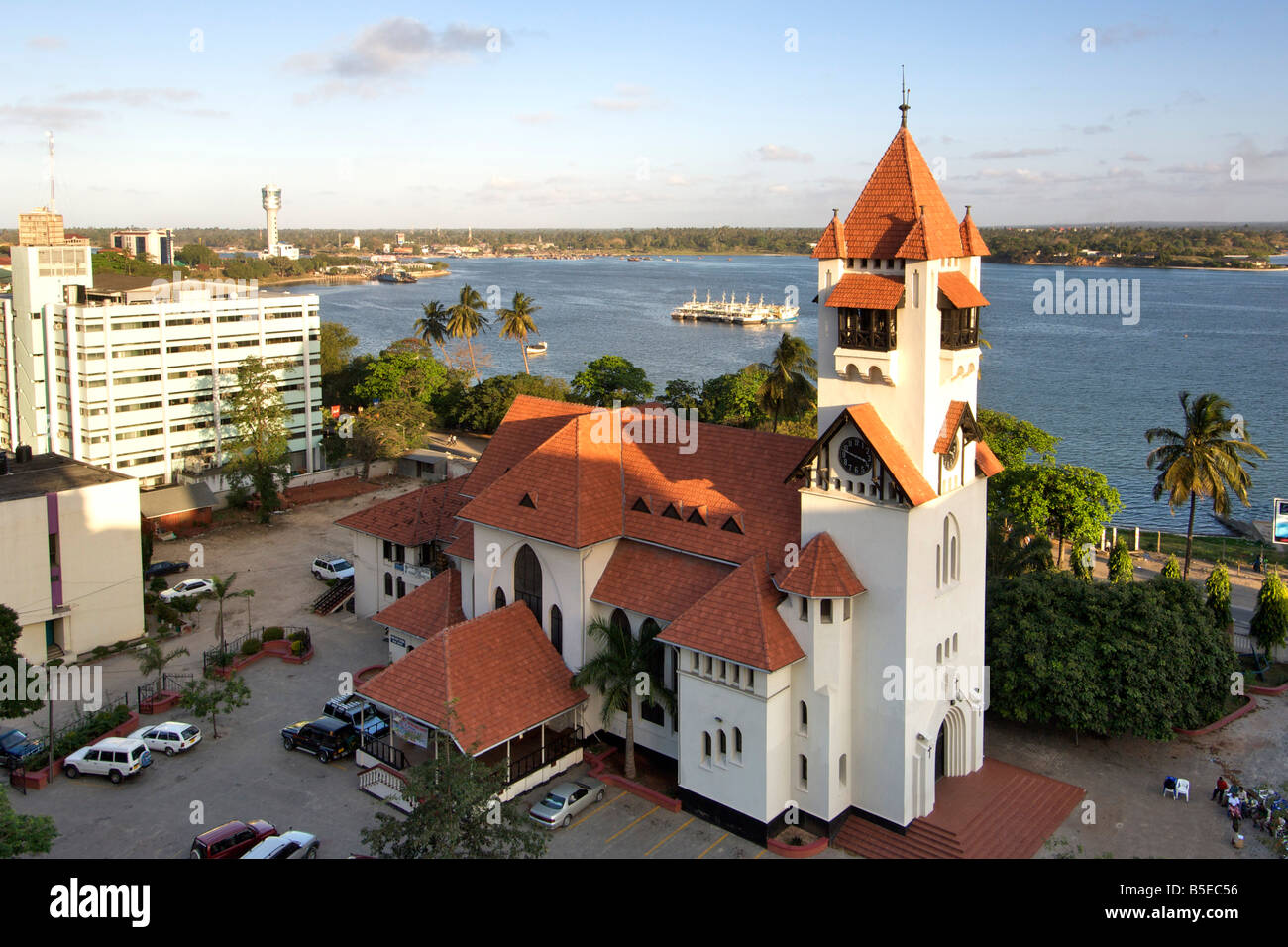 Vista de la Azania Front Iglesia Luterana y el puerto de Dar es Salaam, capital de Tanzania. Foto de stock