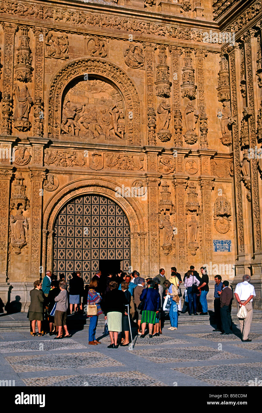 Pueblo Español, turistas, visitantes, visitar el Monasterio de San Esteban, Salamanca, provincia de Salamanca, Castilla y León, España, Europa Foto de stock