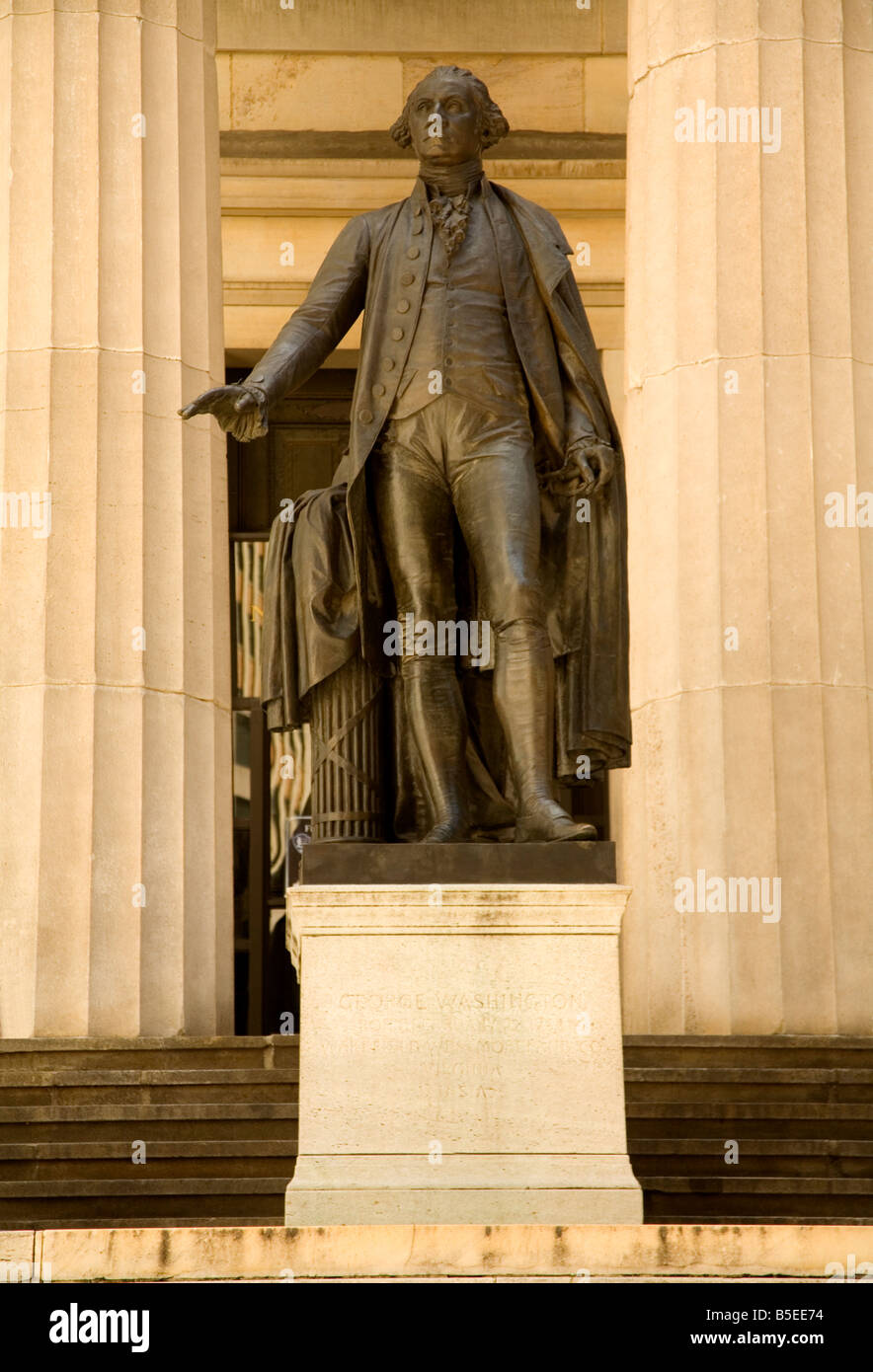 Estatua de George Washington fuera Federal National Memorial Hall, Wall Street, Manhattan, Ciudad de Nueva York, Nueva York, EE.UU. Foto de stock