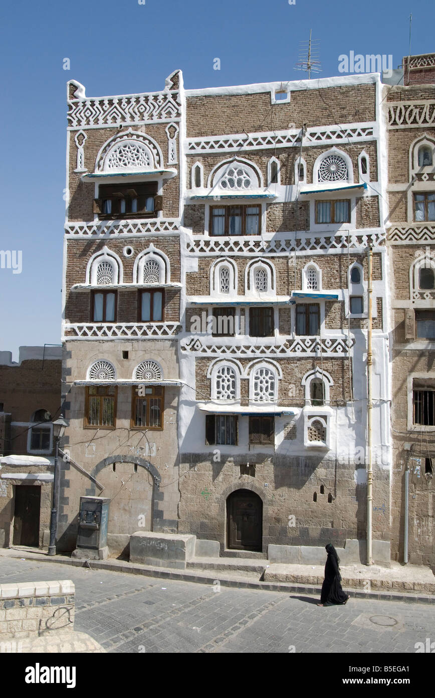 Ornamentada arquitectura tradicional de ladrillo en altas casas ciudad vieja de Sana un capital de Yemen Oriente Medio Foto de stock