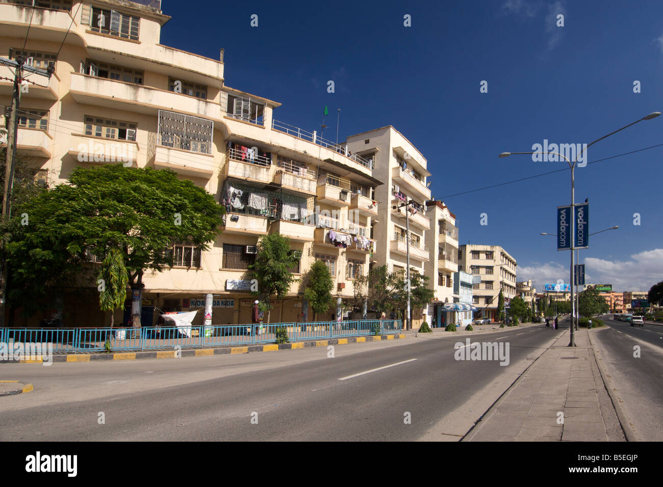 Cruce de Bibi Titi Mohammed road y Uhuru road en Dar es Salaam, capital de Tanzania. Foto de stock