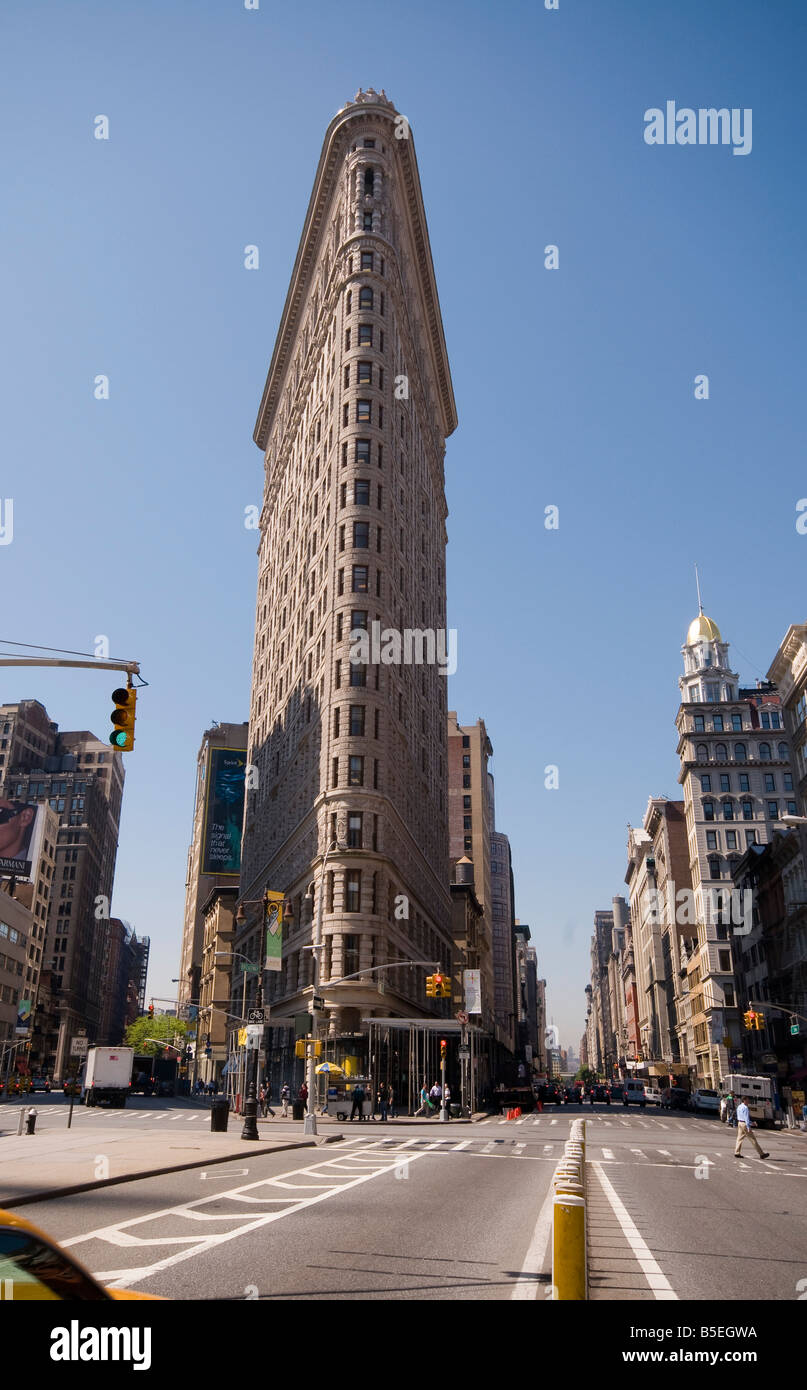 El Flatiron Building en Broadway, la quinta avenida y la calle 23 de Nueva York, EE.UU. Foto de stock