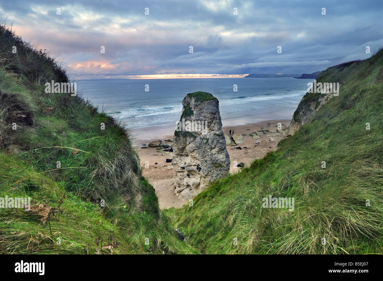 Whiterocks Playa en Portrush, Irlanda del Norte al atardecer Foto de stock