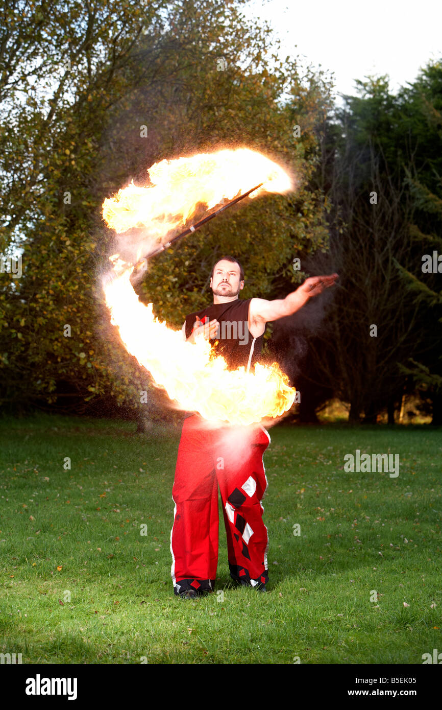 Artista de Performance masculino jugando con fuego personal erupción durante la demostración Foto de stock