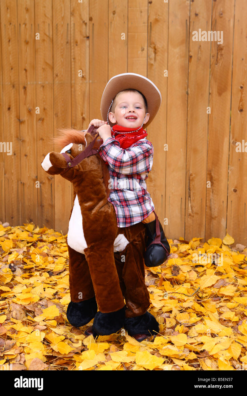 Niño vestido de traje vaquero para Halloween Fotografía de stock - Alamy