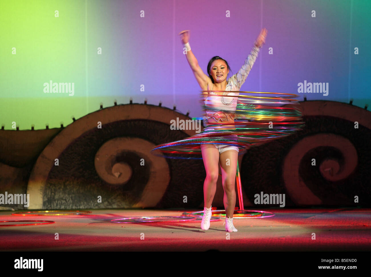 Un artista circense con Hula Hoops alrededor de su cintura, Shanghai, China Foto de stock