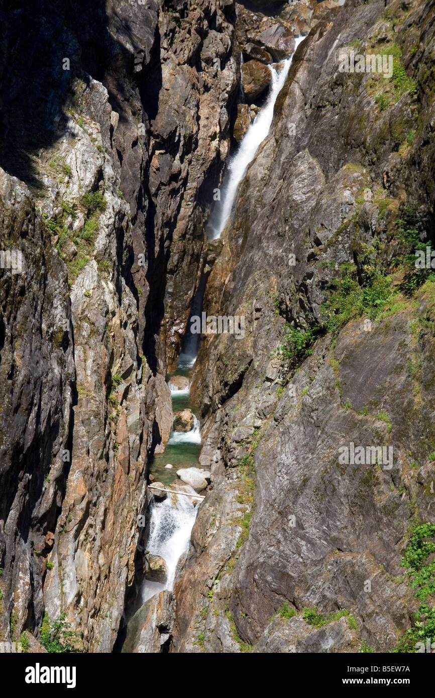 Gorge Creek Falls en el Parque Nacional Cascadas del Norte Washington Foto de stock