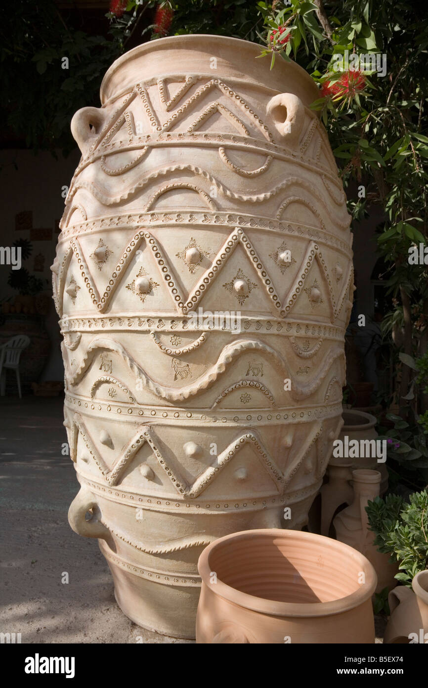 Reproducción de un pithos plural pithoi un griego antiguo jar almacenamiento hechas en la cerámica de Thrapsano Ploumakis Creta Grecia Foto de stock