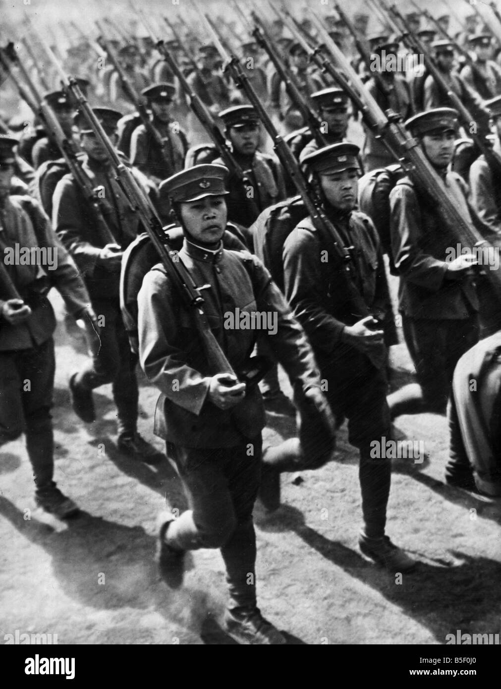 Ejército japonés continúa adelantado en Malaya con fuertes pérdidas. OPS: el desfile de la Guardia Imperial japonesa en el Yoyogi desfile planta en Tokio para el cumpleaños del emperador Hirohito en 1941.;29 de abril de 1941. Foto de stock