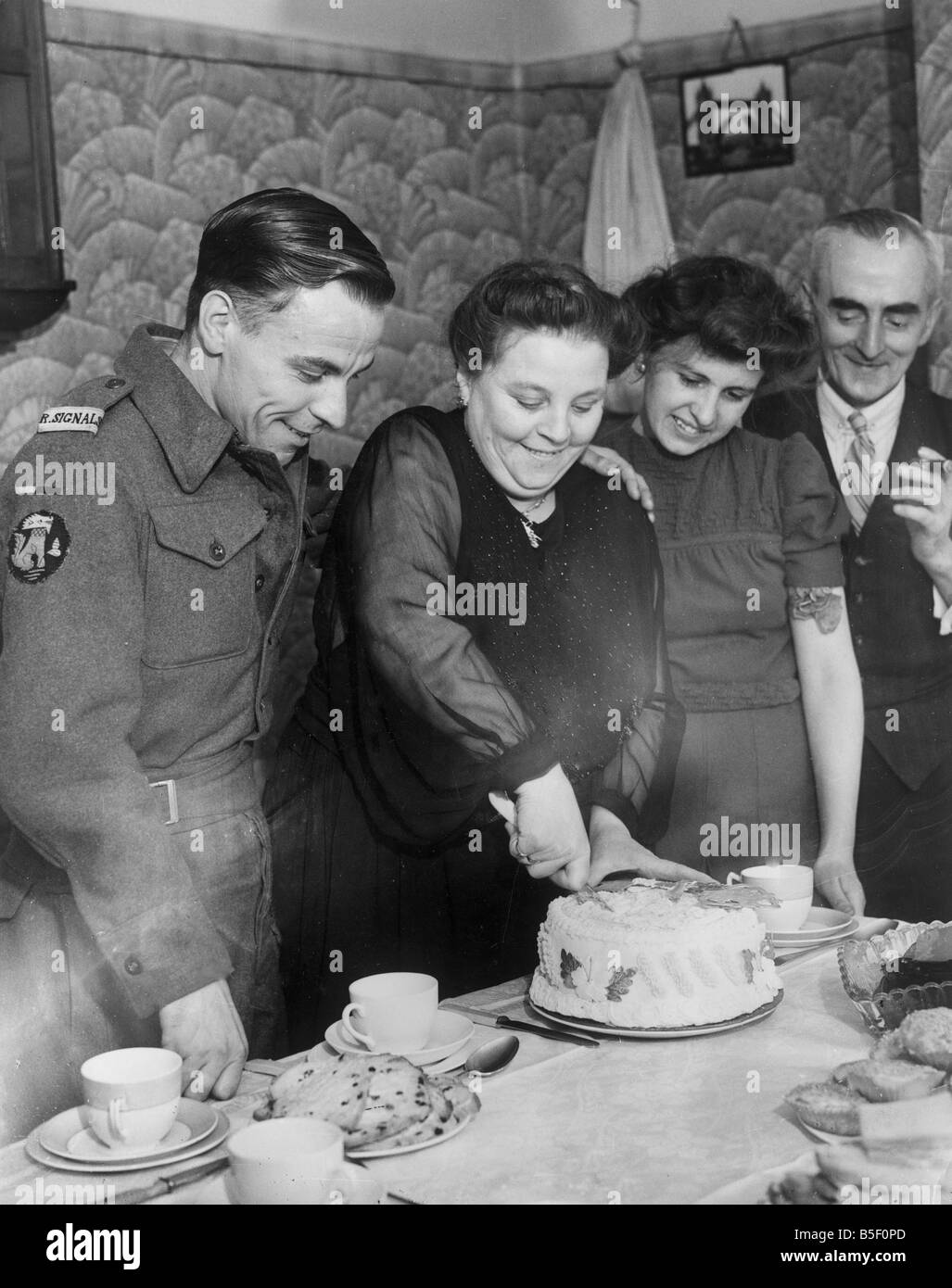 En la Royal Navy Signalman Andrew Cambpell acerca de comer un pastel hecho  para él por su madre para su cumpleaños 21 durante la Segunda Guerra  Mundial;Mayo de 1945 Fotografía de stock -